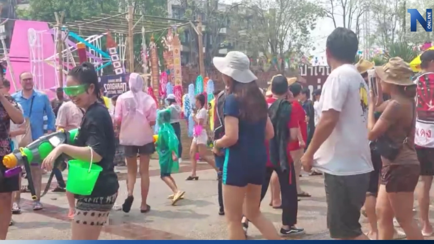 "สงกรานต์เชียงใหม่" คึกคัก นทท.ทะลักเล่นน้ำ หลังอัดอั้นมานาน 3 ปี "สงกรานต์เชียงใหม่" คึกคัก นทท.ทะลักเล่นน้ำ หลังอัดอั้นมานาน 3 ปี