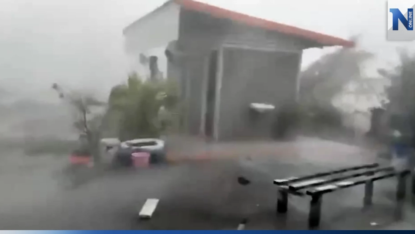 น่ากลัวสุด "พายุฤดูร้อน" ถล่มฉะเชิงเทรา กวาดต้นไม้ ตลาดนัด พังราบ (มีคลิป) น่ากลัวสุด "พายุฤดูร้อน" ถล่มฉะเชิงเทรา กวาดต้นไม้ ตลาดนัด พังราบ (มีคลิป)