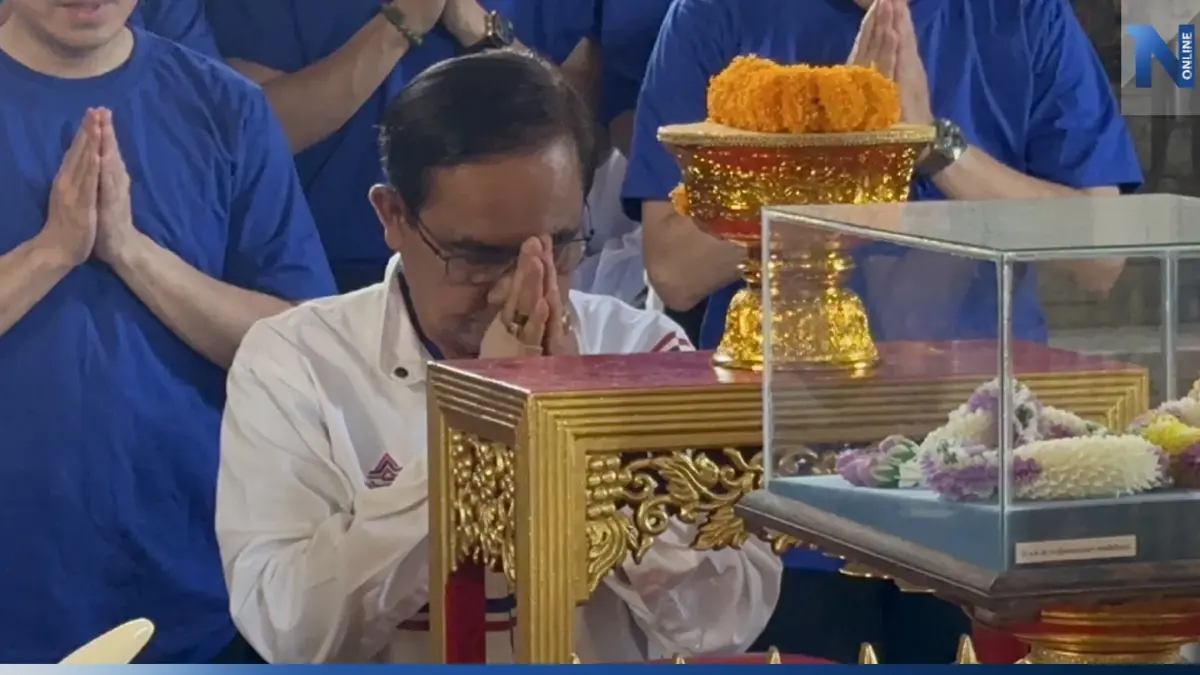 บิ๊กตู่ นำผู้สมัครไหว้ศาลหลักเมือง-วัดพระแก้ว หนีไม่พ้นเจอชายสูงวัยป่วน บิ๊กตู่ นำผู้สมัครไหว้ศาลหลักเมือง-วัดพระแก้ว หนีไม่พ้นเจอชายสูงวัยป่วน