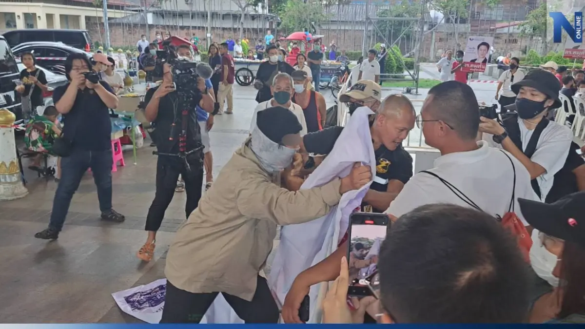 เวทีปราศรัย "พปชร." เดือดจัด "ตะวัน-แบม" นำกลุ่มทะลุวังปะทะการ์ด (มีคลิป) เวทีปราศรัย "พปชร." เดือดจัด "ตะวัน-แบม" นำกลุ่มทะลุวังปะทะการ์ด (มีคลิป)
