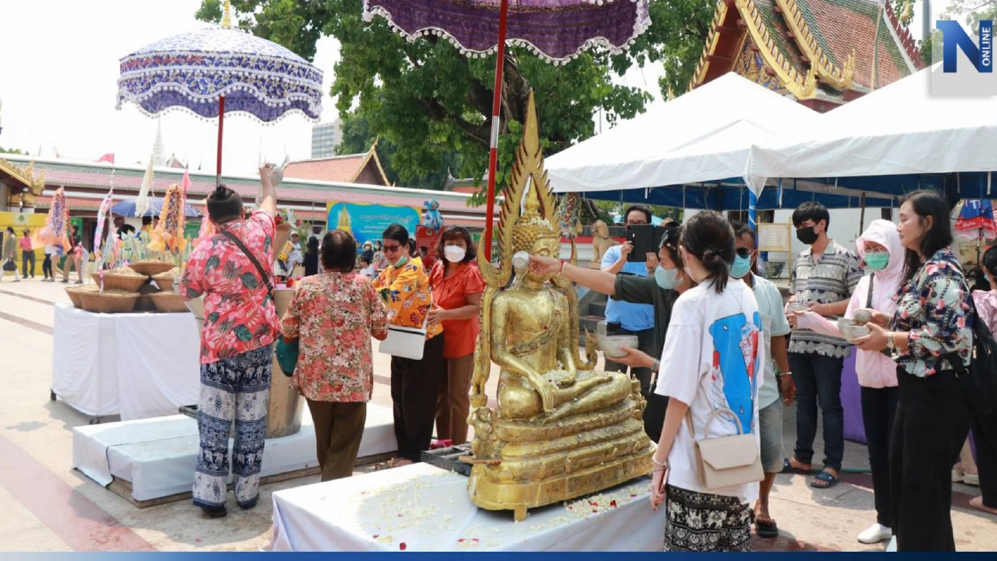 นักท่องเที่ยวสรงน้ำ "พระพุทธชินราชจำลอง" เสริมสิริมงคลรับวันสงกรานต์