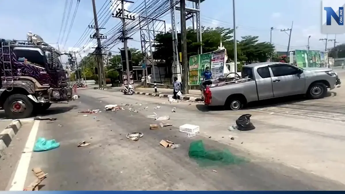 กระบะปวดท้องหนัก รีบเลี้ยวเข้าปั๊ม ถูกรถบรรทุก 18 ล้อ ชนอย่างจัง กระบะปวดท้องหนัก รีบเลี้ยวเข้าปั๊ม ถูกรถบรรทุก 18 ล้อ ชนอย่างจัง
