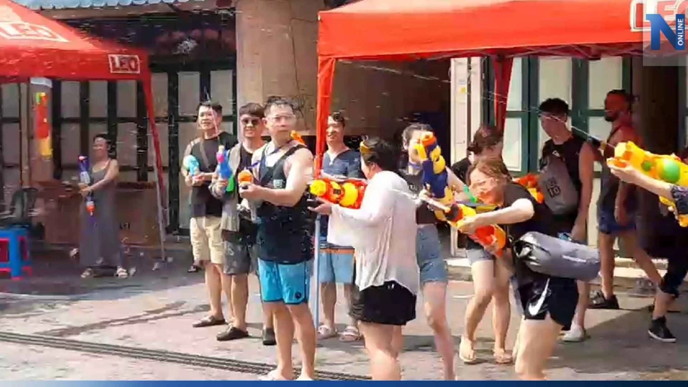 ถนนข้าวสารคึกคัก! นักท่องเที่ยวแห่เล่นน้ำสงกรานต์ ในรอบ 3 ปี ถนนข้าวสารคึกคัก! นักท่องเที่ยวแห่เล่นน้ำสงกรานต์ ในรอบ 3 ปี