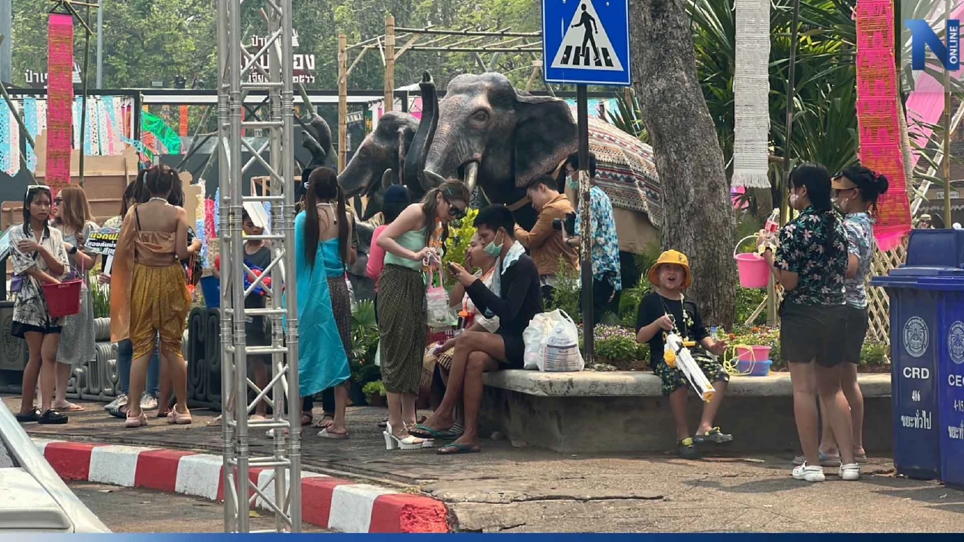 "สงกรานต์เชียงใหม่" เริ่มคึกคัก! นักท่องเที่ยวเดินเล่นน้ำรอบคูเมือง "สงกรานต์เชียงใหม่" เริ่มคึกคัก! นักท่องเที่ยวเดินเล่นน้ำรอบคูเมือง