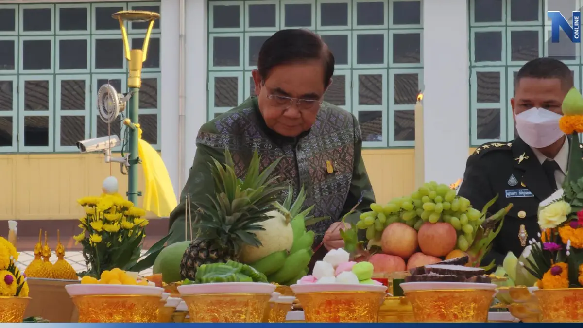ฟาดเคราะห์ นายกฯ สะดุ้งเฮือกถูกธูปจี้ วันสถาปนากระทรวงกลาโหม (มีคลิป)