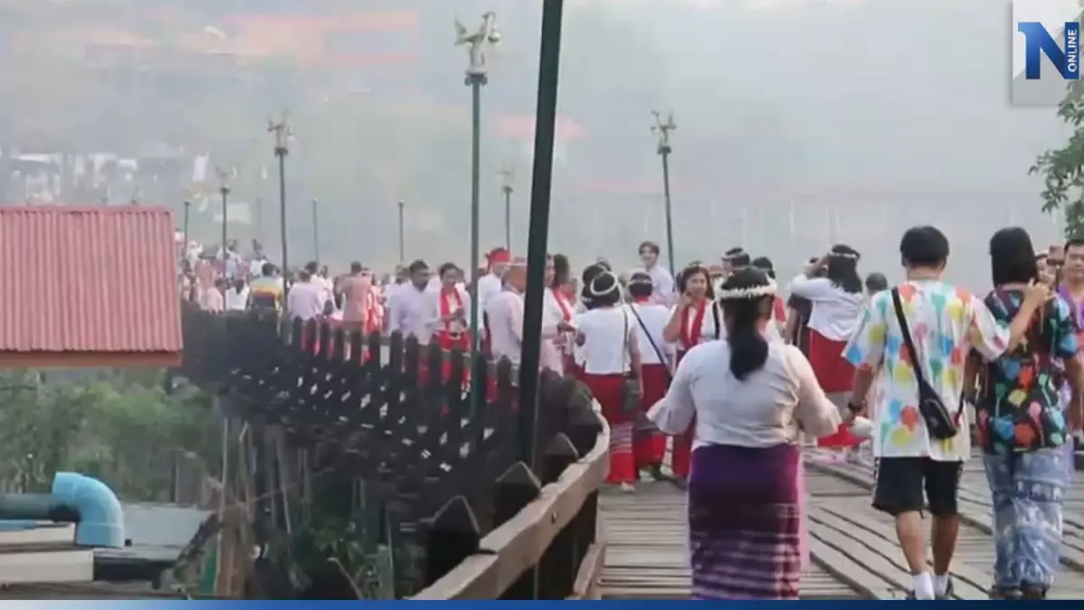 นทท.หนีร้อน แห่เที่ยวสะพานมอญก่อนสงกรานต์ นทท.หนีร้อน แห่เที่ยวสะพานมอญก่อนสงกรานต์