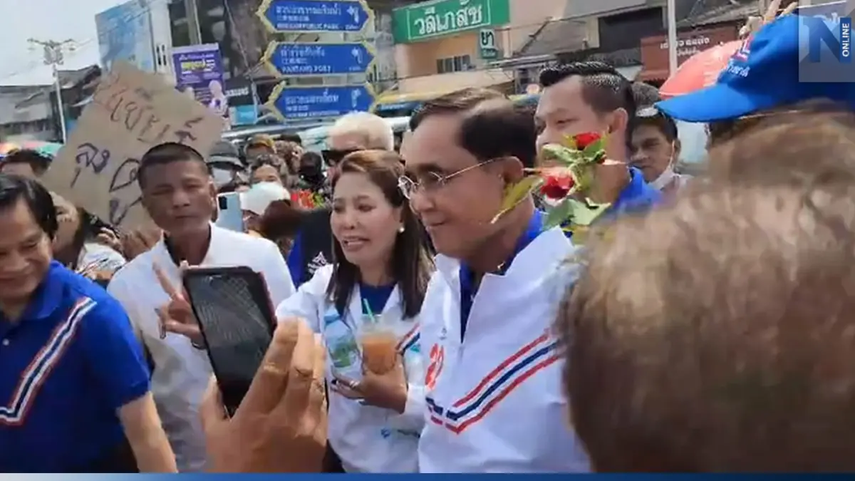 "บิ๊กตู่" ขึ้นรถเครนหกล้อโชว์ตัวบ้าน "นายหัวชวน" ปชช.อ้อนช่วยแก้สินค้าแพง "บิ๊กตู่" ขึ้นรถเครนหกล้อโชว์ตัวบ้าน "นายหัวชวน" ปชช.อ้อนช่วยแก้สินค้าแพง