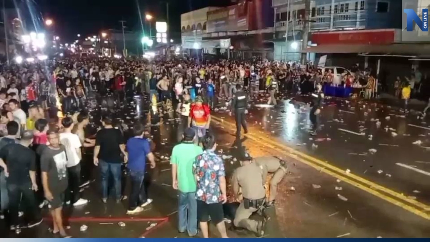 ตีกันยับ โจ๋ร้อยเอ็ดเปิดศึกตะลุมบอน กลางงานสงกรานต์ "ถนนข้าวทิพย์" ตีกันยับ โจ๋ร้อยเอ็ดเปิดศึกตะลุมบอน กลางงานสงกรานต์ "ถนนข้าวทิพย์"