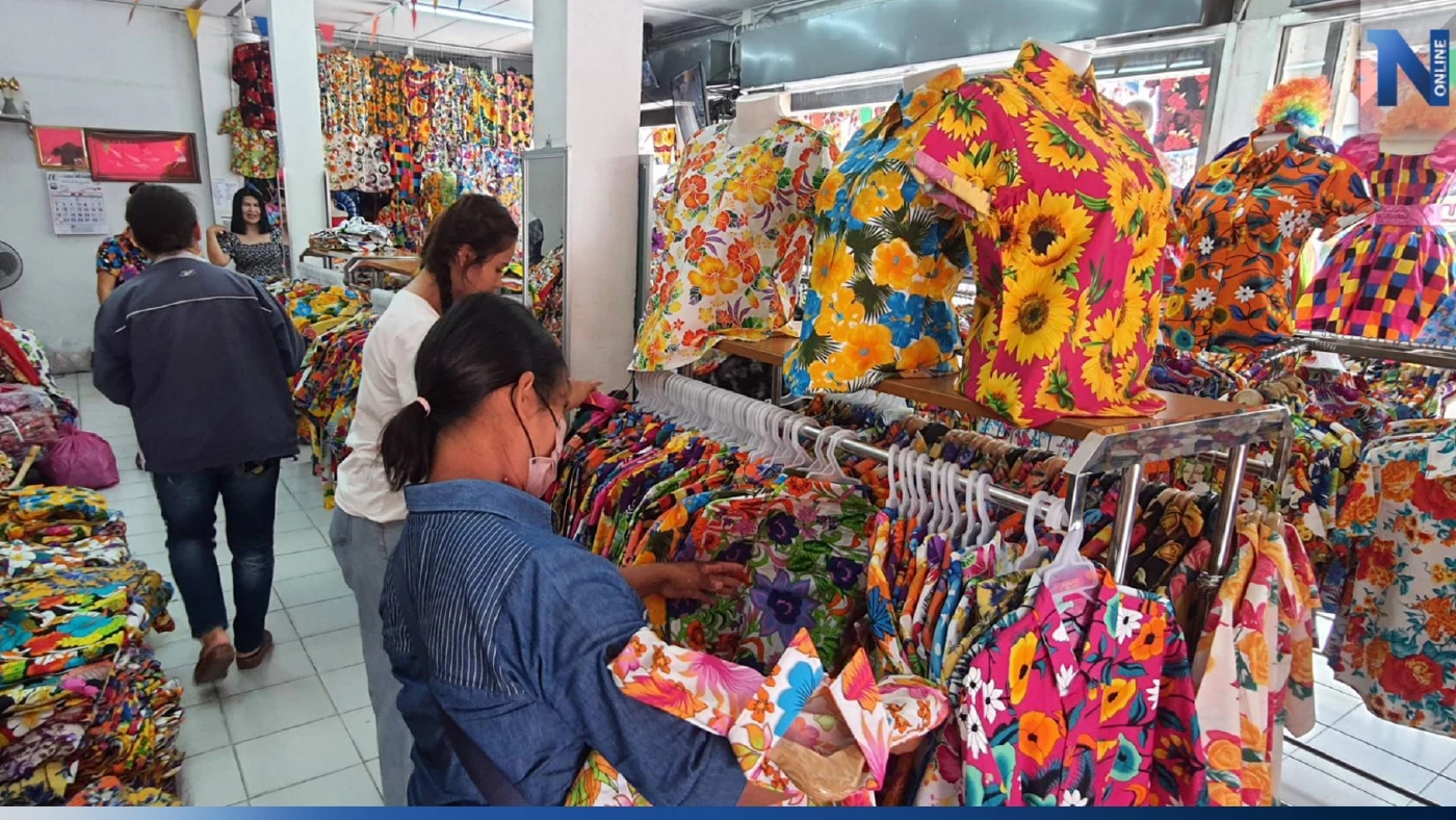 ตลาดเสื้อผ้าโคราชคึกคัก! คนแห่ซื้อเสื้อลายดอก รับวันสงกรานต์ 2566