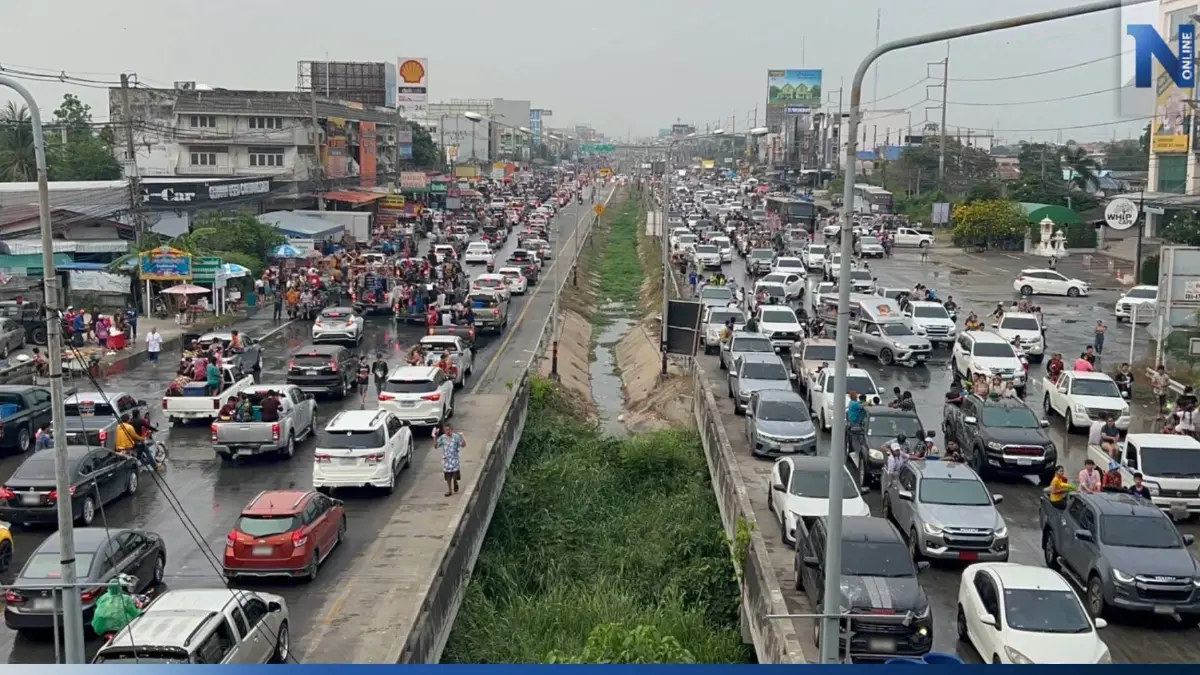 วันไหลบางแสนคึกคัก นทท.ตรึม เล่นสาดน้ำแน่นถนนข้าวหลาม วันไหลบางแสนคึกคัก นทท.ตรึม เล่นสาดน้ำแน่นถนนข้าวหลาม