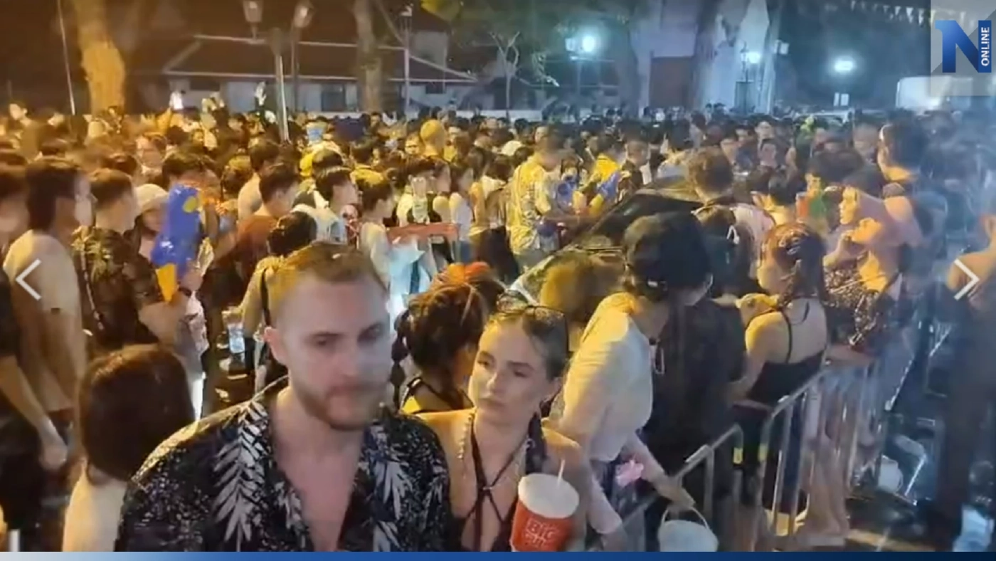 เช็กก่อนไป "สงกรานต์ถนนข้าวสาร" นักท่องเที่ยวทะลักเล่นน้ำแน่น ถนนแทบแตก เช็กก่อนไป "สงกรานต์ถนนข้าวสาร" นักท่องเที่ยวทะลักเล่นน้ำแน่น ถนนแทบแตก