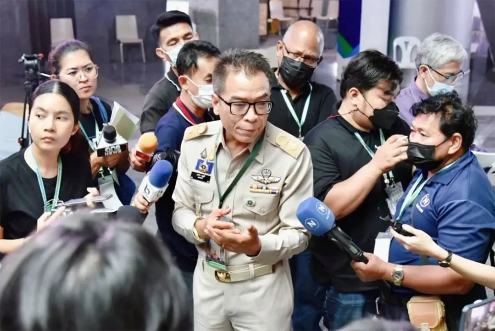 "กกต." ส่งชื่อสอบคุณสมบัติ 130 ผู้สมัคร ส.ส. ลั่นถือหุ้นสื่อต้องถูกถอนสิทธิ "กกต." ส่งชื่อสอบคุณสมบัติ 130 ผู้สมัคร ส.ส. ลั่นถือหุ้นสื่อต้องถูกถอนสิทธิ