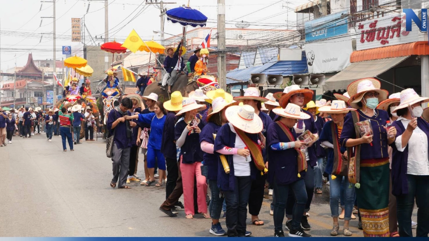 สุดคึกคัก! กิจกรรมแรกสงกรานต์สุโขทัย แห่ช้างบวชนาคชาวไทยพวน บ้านหาดเสี้ยว