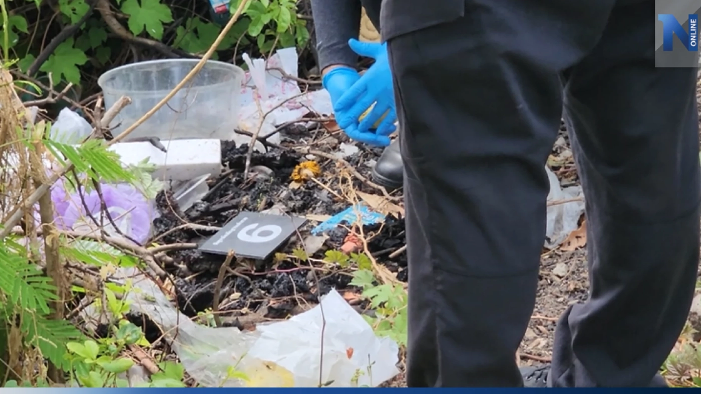 ค้นบ้าน "นางสาวแอม" กับอดีตสามี รอง ผกก. พบขวดยาต้องสงสัย ถูกเผาทิ้งหลังบ้าน ค้นบ้าน "นางสาวแอม" กับอดีตสามี รอง ผกก. พบขวดยาต้องสงสัย ถูกเผาทิ้งหลังบ้าน