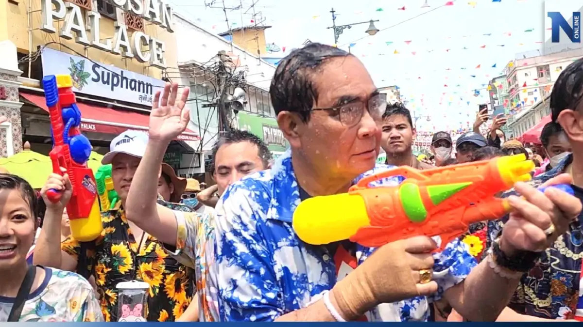 ชุ่มฉ่ำ! นายกฯโผล่เซอร์ไพรส์ข้าวสาร ถือปืนฉีดน้ำยิงนักท่องเที่ยว (มีคลิป) ชุ่มฉ่ำ! นายกฯโผล่เซอร์ไพรส์ข้าวสาร ถือปืนฉีดน้ำยิงนักท่องเที่ยว (มีคลิป)