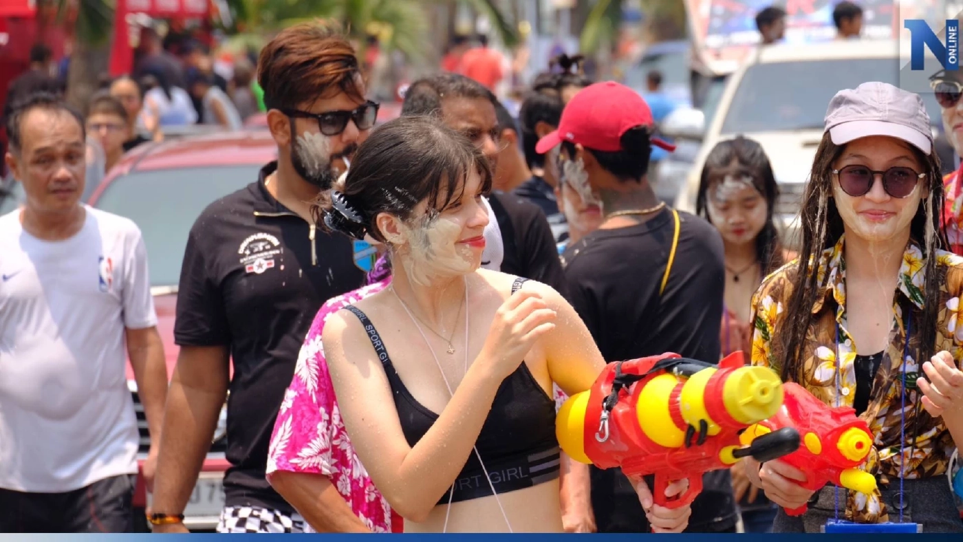 คึกคัก! วันไหลพัทยา คนแห่สาดน้ำเล่นสงกรานต์เพียบ คึกคัก! วันไหลพัทยา คนแห่สาดน้ำเล่นสงกรานต์เพียบ