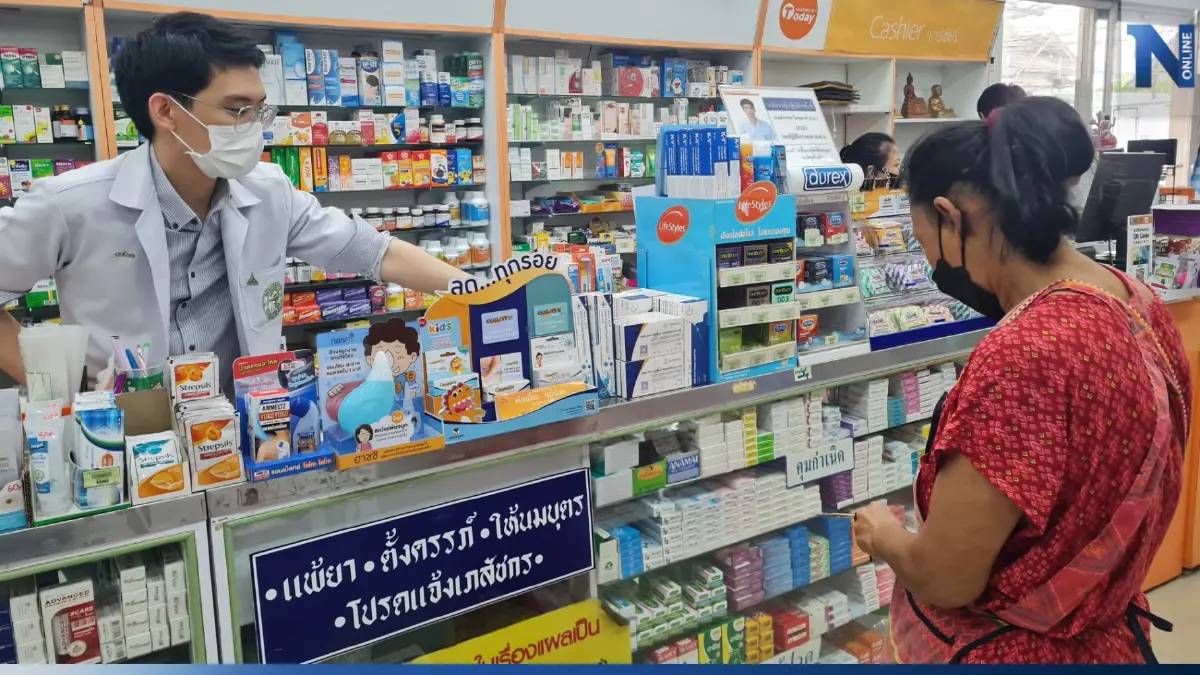 ร้านขายยาคึกคัก ชาวโคราชแห่ซื้อชุดตรวจ ATK หลังโควิดระบาดพุ่งหลังสงกรานต์ ร้านขายยาคึกคัก ชาวโคราชแห่ซื้อชุดตรวจ ATK หลังโควิดระบาดพุ่งหลังสงกรานต์