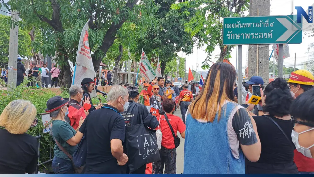 มาตามนัดกลุ่ม 3 นิ้ว ชุมนุมหน้ารัฐสภา ระบุ ไม่ได้มากดดันส.ว. เลือก "พิธา"