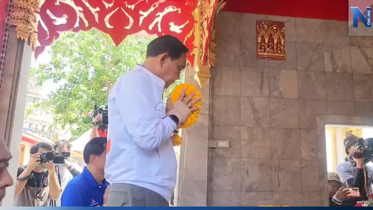 "บิ๊กตู่" ปิดจ็อบหาเสียง เข้าวัดชนะสงคราม ขอพร "กรมพระราชวังบวร" "บิ๊กตู่" ปิดจ็อบหาเสียง เข้าวัดชนะสงคราม ขอพร "กรมพระราชวังบวร"