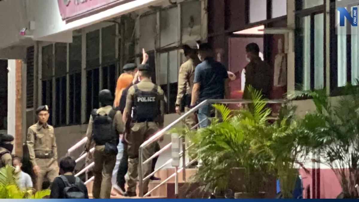 ตำรวจ คฝ. คุม “ตะวัน - แบม” ถึงโรงพักทุ่งสองห้อง ตร.ปัดจับแก้ผ้า ตำรวจ คฝ. คุม “ตะวัน - แบม” ถึงโรงพักทุ่งสองห้อง ตร.ปัดจับแก้ผ้า