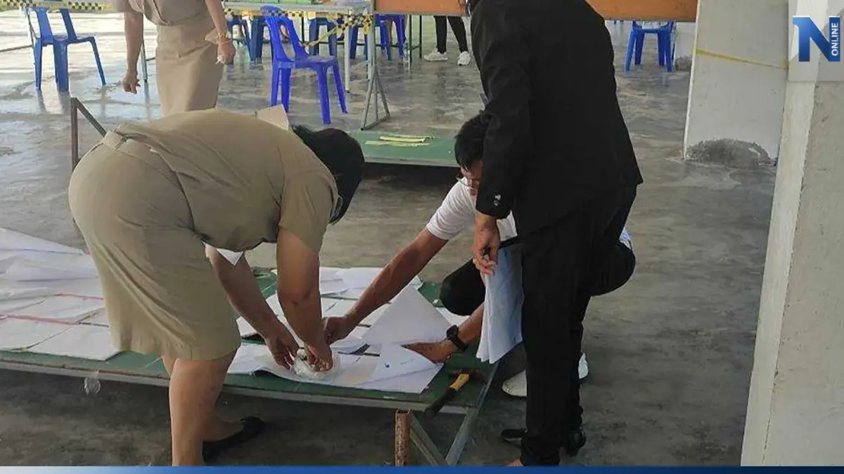 ชาวบ้านโวย 8 โมงเช้ายังเปิดหีบไม่ได้ เลือกตั้งล่วงหน้าเขต 1 ประจวบฯ ชาวบ้านโวย 8 โมงเช้ายังเปิดหีบไม่ได้ เลือกตั้งล่วงหน้าเขต 1 ประจวบฯ