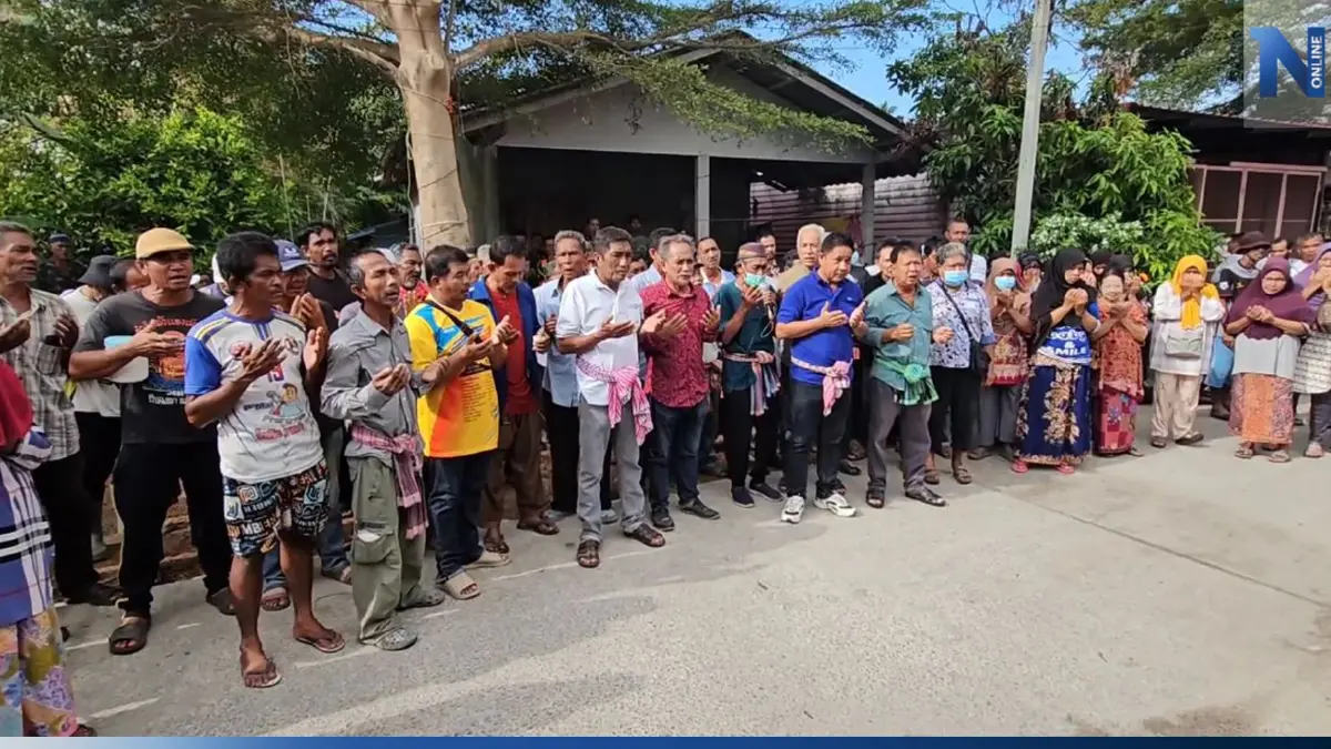 ผู้นำศาสนา-ชาวบ้าน ให้กำลังใจอดีต ผญบ. ถูกนายอำเภอขู่ จี้ กกต. ตรวจสอบพฤติกรรม
