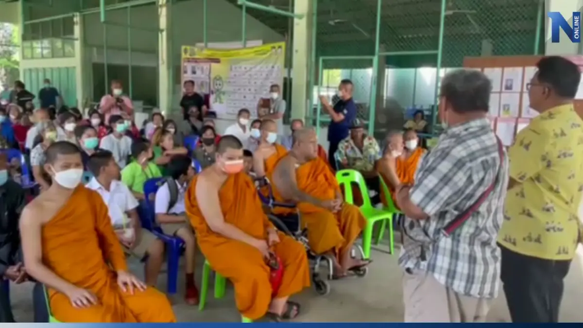เปิดเทอมวันแรกวุ่น! ผู้ปกครองนับร้อย ยกขบวนค้านยุบโรงเรียน
