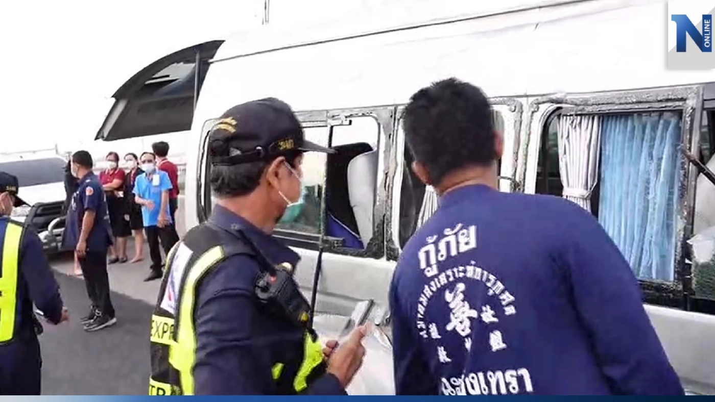 รถตู้คณะครู กลับจากดูงานวิชาการ เฉี่ยวท้ายกระบะ พุ่งชนแบริเออร์ ดับ 1