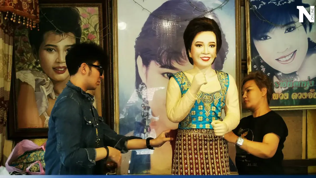 เพชร พุ่มพวง นำช่างแต่งหน้า เปลี่ยนชุด "พุ่มพวง ดวงจันทร์" คอหวยส่องเลขเด็ด