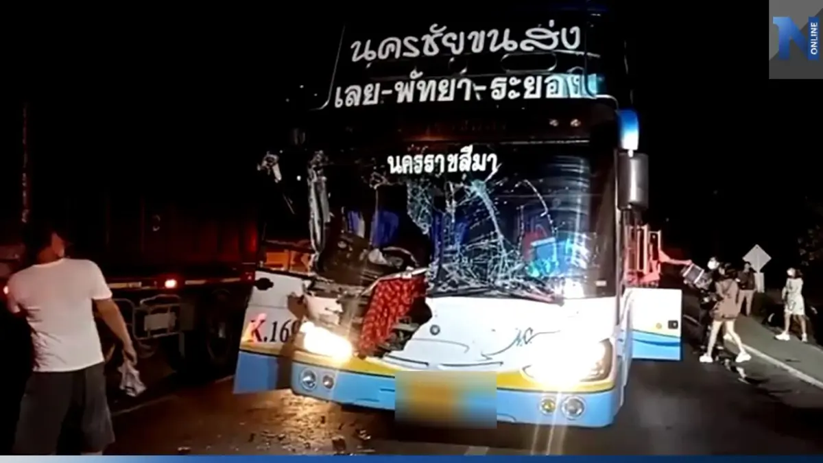 ชนสนั่นสี่แยกไฟแดง บัสนครชัยขนส่ง เสยท้ายรถบรรทุก เจ็บ 4 ราย