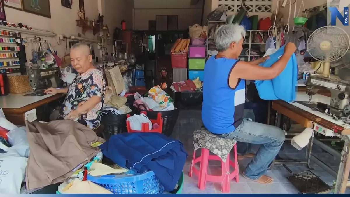 ผู้ปกครองแห่ 'ซ่อม' ชุดนักเรียนมือสองรับเปิดเทอม