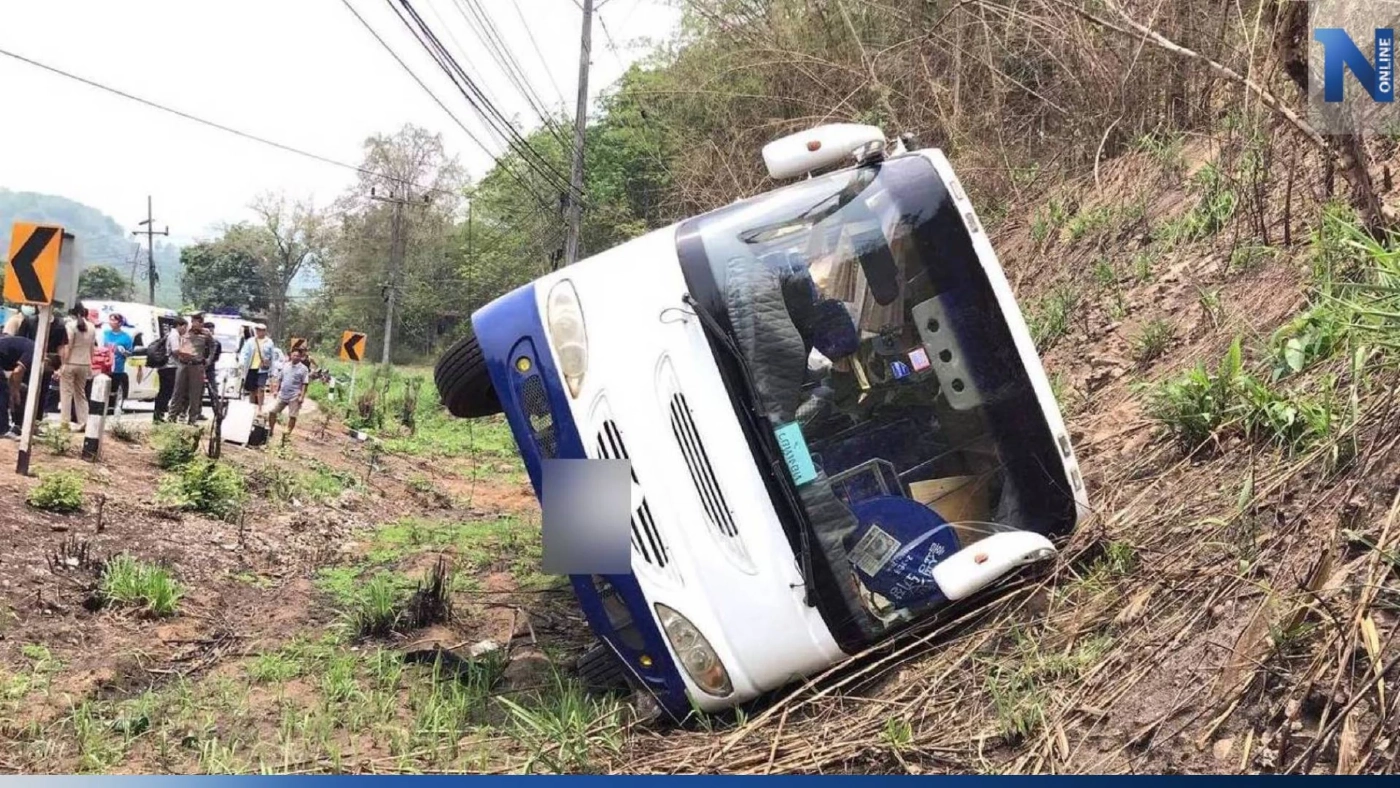 ระทึก รถบัสทัวร์จีนยางแตกตกถนน ตะแคงพิงเนินเขาข้างทาง เจ็บเล็กน้อย 8 ราย