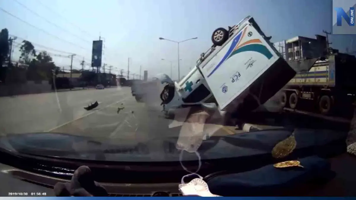 สนั่นแยกไฟแดง รถตู้ทึบเบรกกะทันหันถูกเสยท้าย ตีลังกาข้ามเลนชนดะ 6 คัน