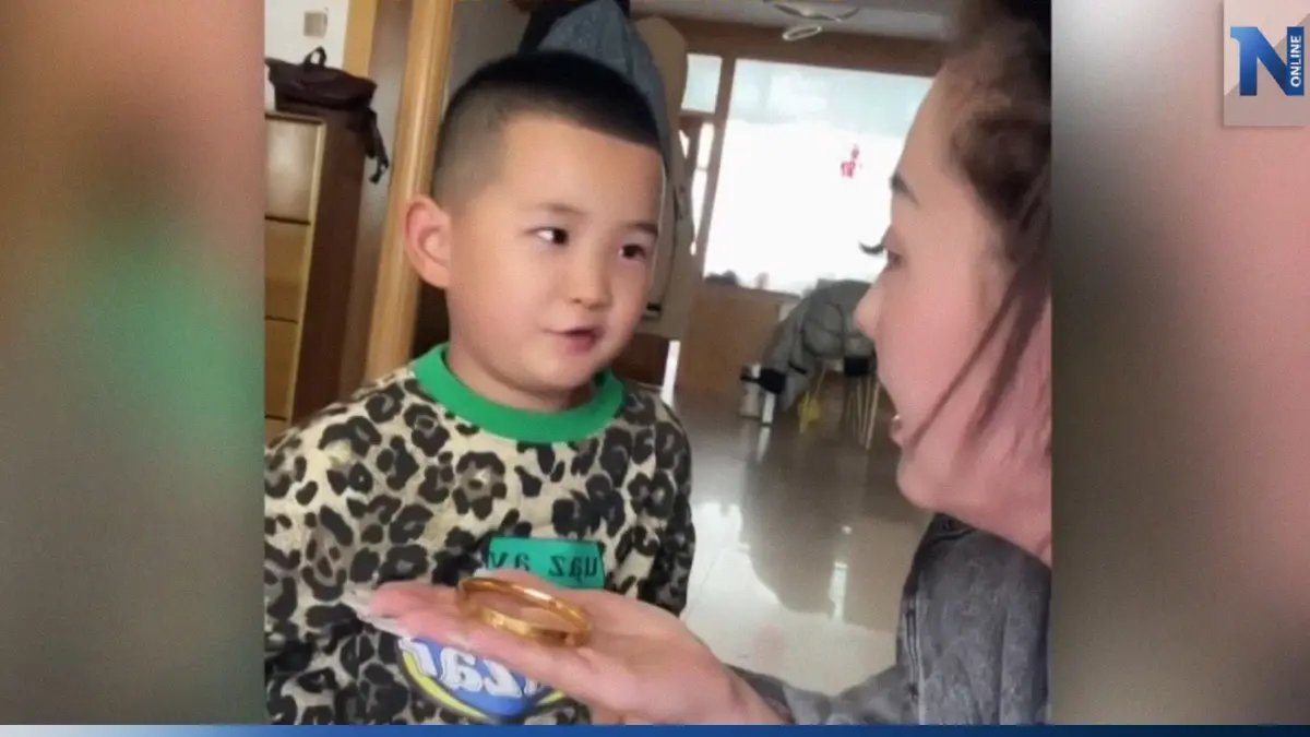หนูน้อยอนุบาลจีนริอ่านคลั่งรัก ขโมยกำไลทองแม่ไปให้สาว (คลิป)