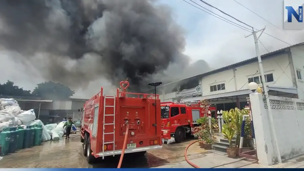 ไฟไหม้โรงงานผลิตที่นอน ย่านบางปู ลามวัตถุดิบไวไฟ คนงานหนีตายจ้าละหวั่น ไฟไหม้โรงงานผลิตที่นอน ย่านบางปู ลามวัตถุดิบไวไฟ คนงานหนีตายจ้าละหวั่น