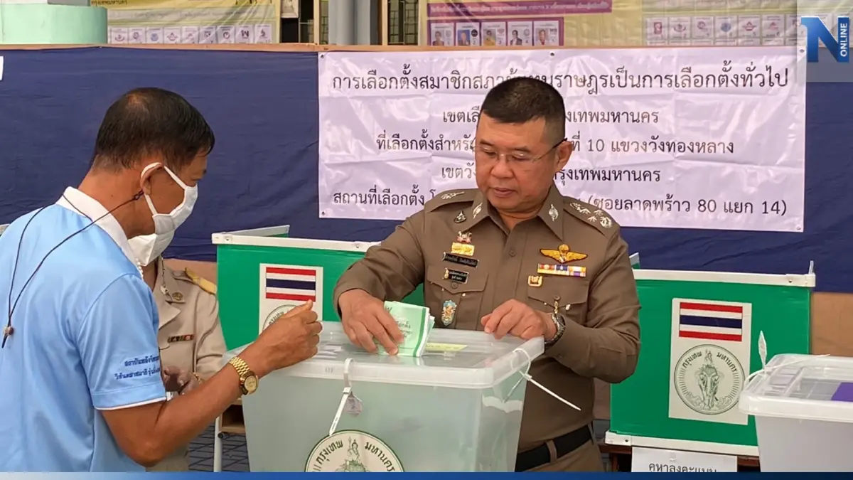 ผบ.ตร.หย่อนบัตร เขต 5วัดสามัคคีธรรม ปชช.ต่อแถวยาว สับสนหน่วยเลือกตั้ง
