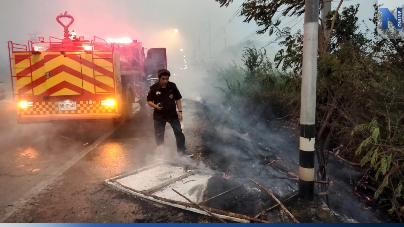 บอกแล้วห้ามเผา ชาวนาสุพรรณเผาฟางข้าวข้างทาง ควันตลบถนนรถชนกันยับ