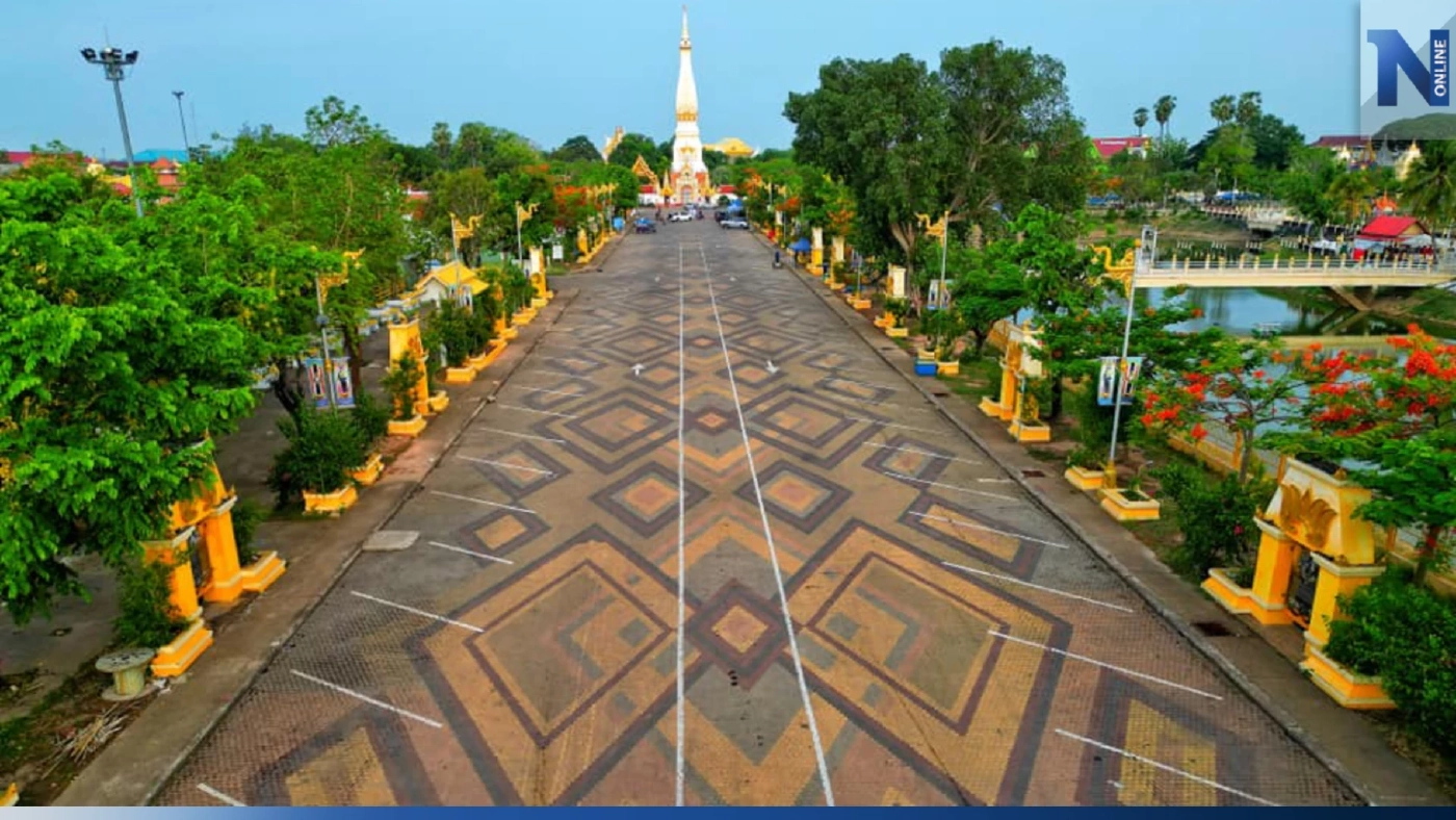 ดราม่าต่อ ชาวบ้านร้องสื่อ พื้นถนนหน้าวัดพระธาตุพนม "ลายขิดอีสาน" ถูกตีเส้น