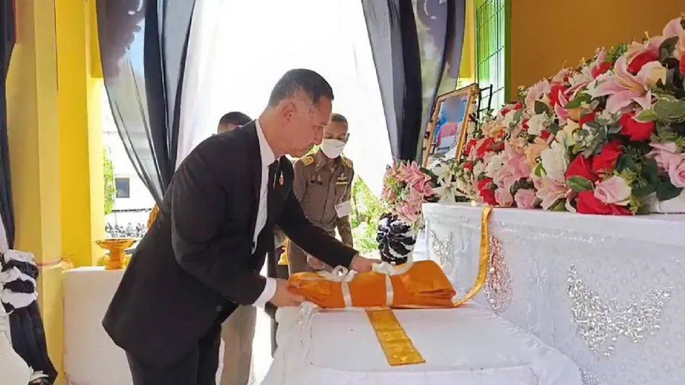 "พระสังฆราช" โปรดประทานผ้าไตร ดอกไม้จันทน์ พิธีฌาปนกิจศพเหยื่อพายุถล่มที่พิจิตร
