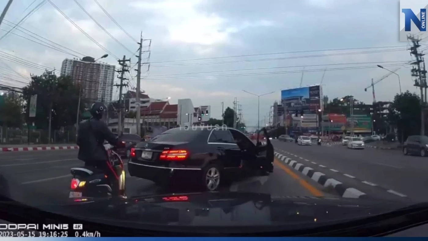 แชร์ว่อน! เบนซ์หัวร้อนแพ้เสียงแตร ปาดหน้า-ชักปืนขู่ กลางเมืองเชียงใหม่