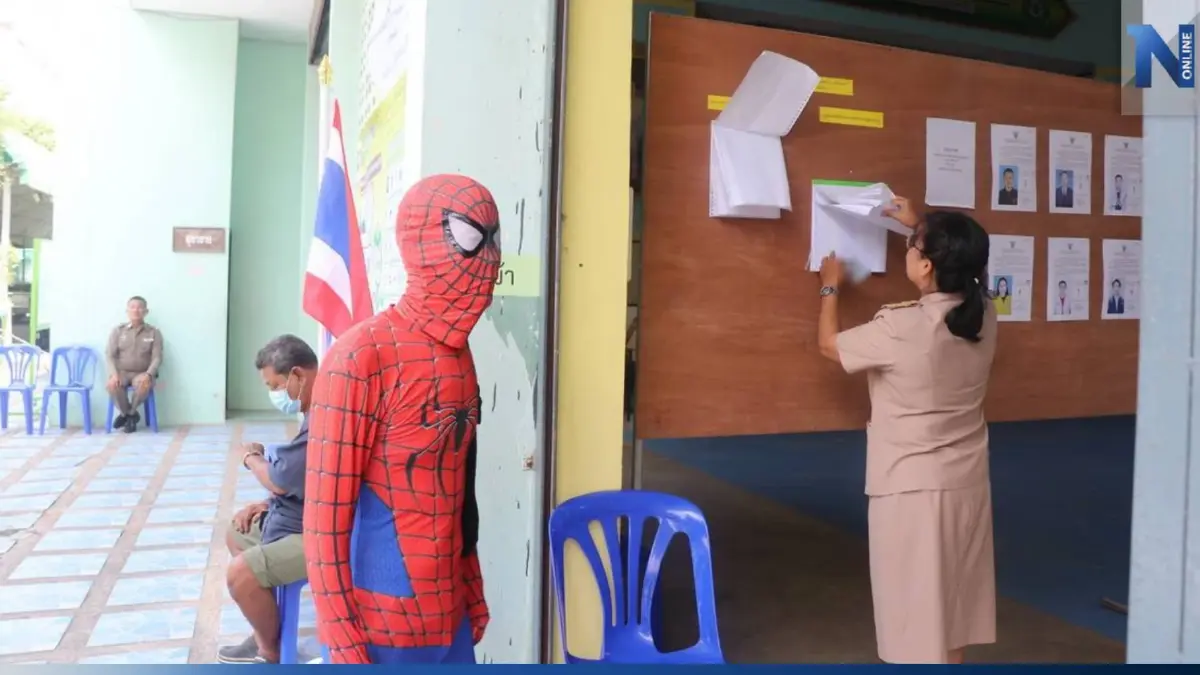 พ่อค้าเย็นตาโฟแต่งชุดสไปเดอร์แมนไปใช้สิทธิ สร้างสีสันวันเลือกตั้ง พ่อค้าเย็นตาโฟแต่งชุดสไปเดอร์แมนไปใช้สิทธิ สร้างสีสันวันเลือกตั้ง