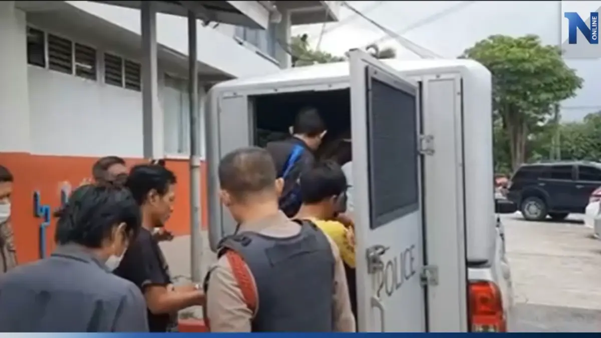 ตร.คุมตัว 2 หลาน ผู้ต้องสงสัยฆาตกรรมอำพราง มัดมือเผาหญิงวัย 51 ไปฝากขัง ตร.คุมตัว 2 หลาน ผู้ต้องสงสัยฆาตกรรมอำพราง มัดมือเผาหญิงวัย 51 ไปฝากขัง