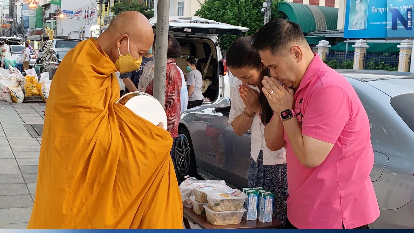 "วราวุธ" เดินตาม "เจ้าคุณไฉน" ออกบิณฑบาตย่านบางลำพูไม่หาเสียง