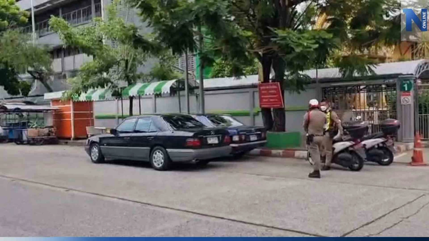 ป่วนทั้งซอย! ลุงจอดเบนซ์ 2 คัน ขวางหน้าโรงเรียน อ้าง แม่ค้าไล่ให้มาจอดตรงนี้