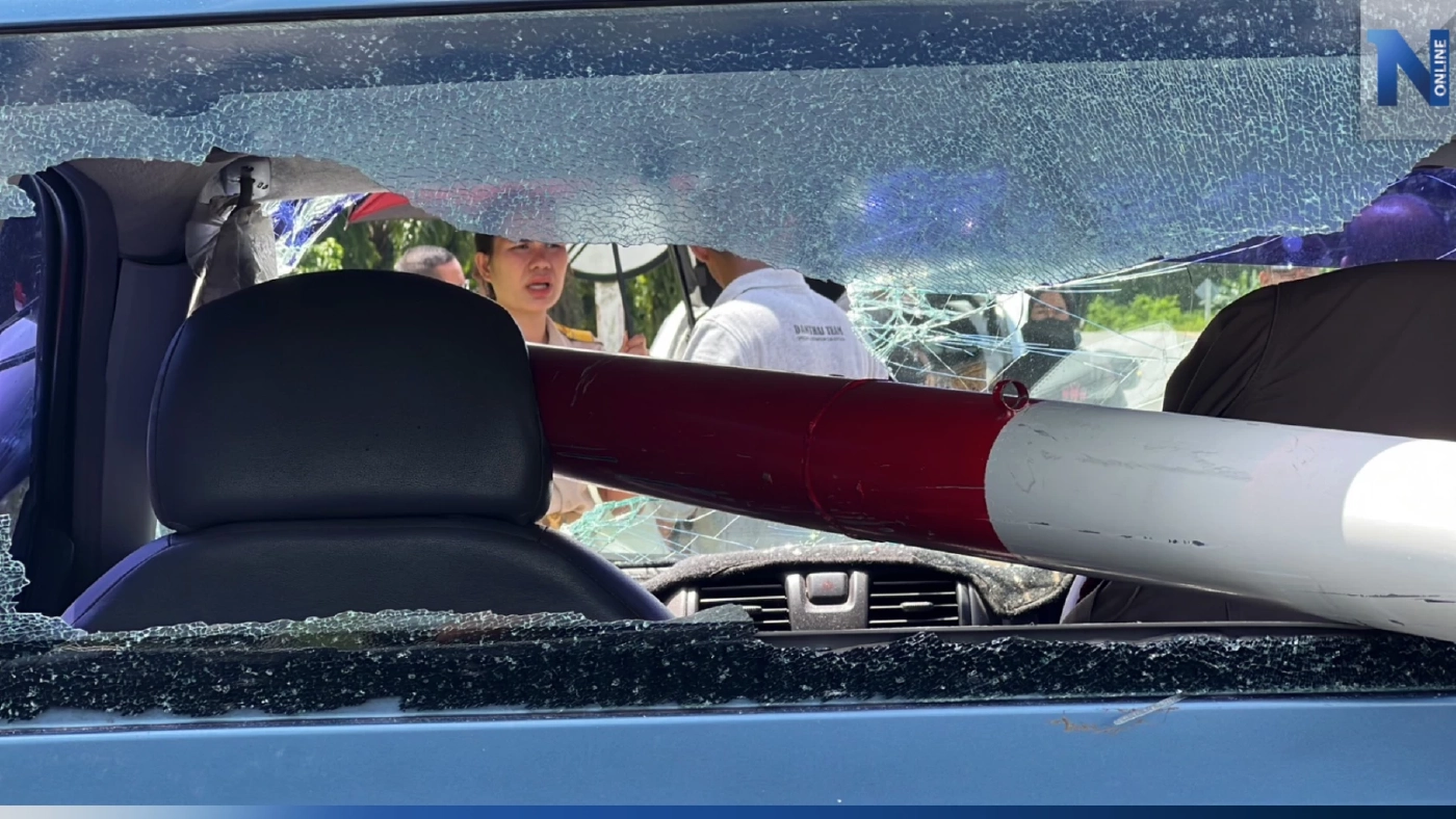 ไม้กั้นจุดตัดรถไฟสุดอันตราย ร่วงทับรถพังทีเดียว 2 คัน แถมยังเกิดเหตุซ้ำซาก