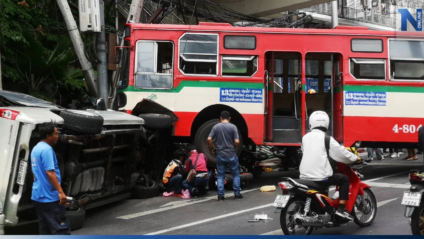ระทึก รถเมล์เลี้ยวไม่พ้นพุ่งชนเสาไฟฟ้า กวาด จยย.-กระบะ พบคนเจ็บเพียบ