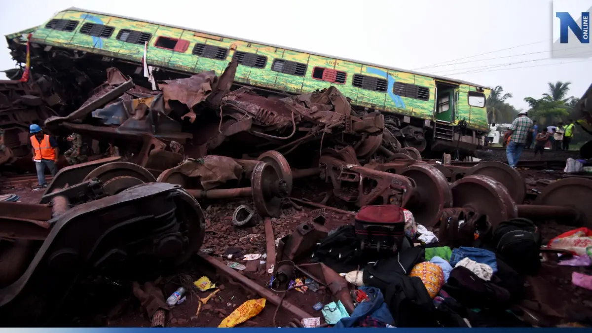 ตัวเลขผู้เสียชีวิตรถไฟตกราง-ชนกันในอินเดียขยับขี้น (มีคลิป)