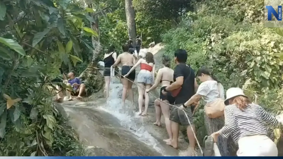 หยุดยาว นทท. พากันเล่นน้ำคลายร้อน "น้ำตกบัวตอง - น้ำพุเจ็ดสี"  เชียงใหม่