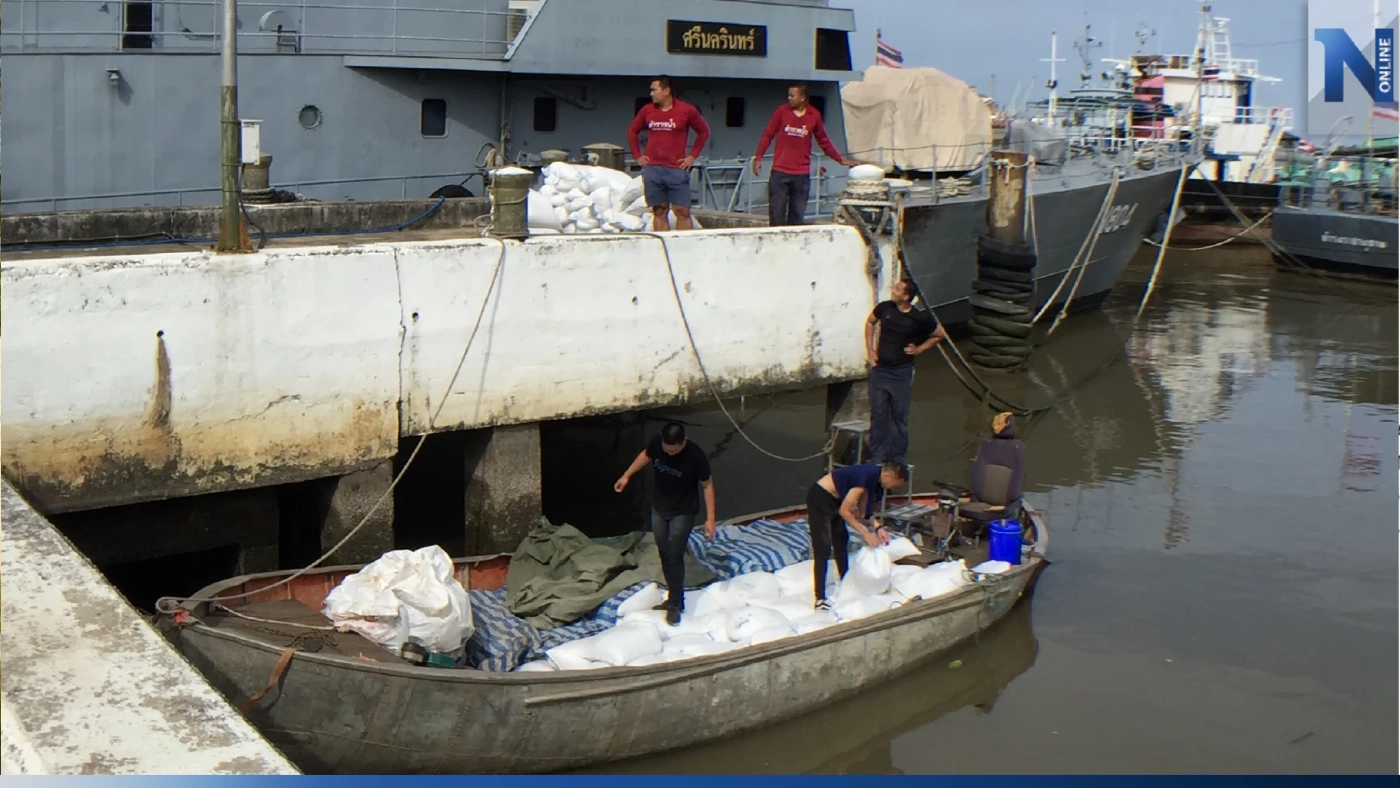 ตร.น้ำ รวบแก๊งแมวน้ำ ขณะลักลอบขนถ่ายข้าวสาร 5 ตันลงเรือเล็ก