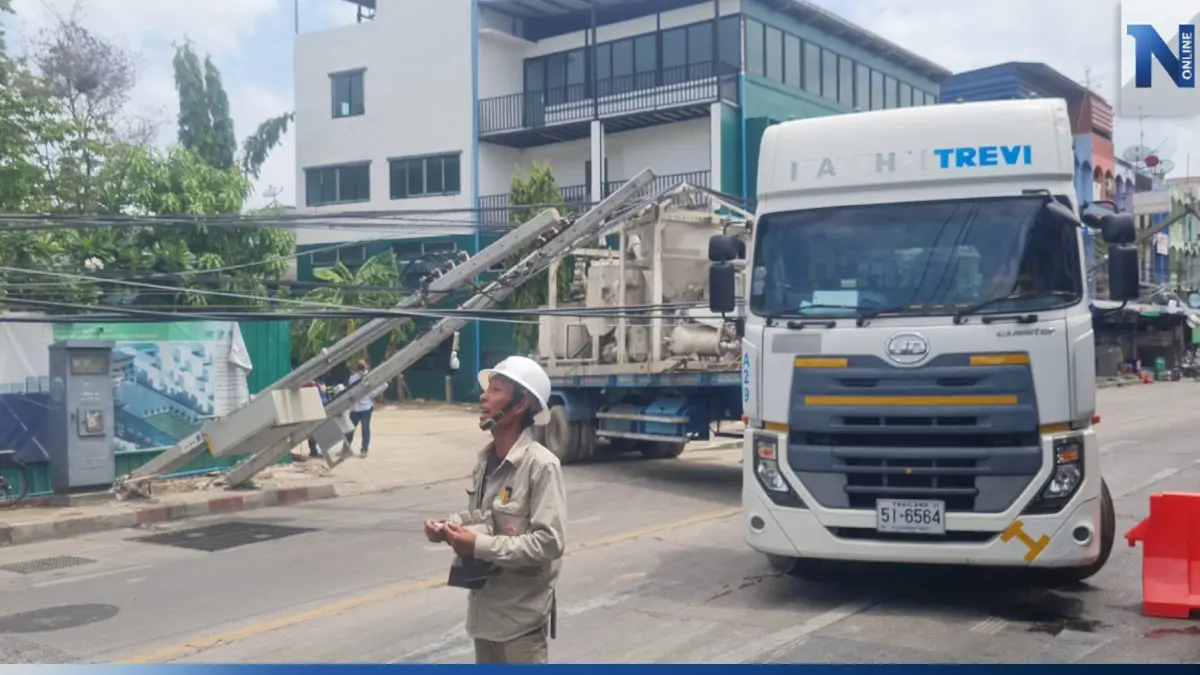 รถเทรลเลอร์บรรทุกเครื่องโม่ปูน เกี่ยวสายไฟฟ้าล้ม หวิดทับจราจรในป้อมดับ